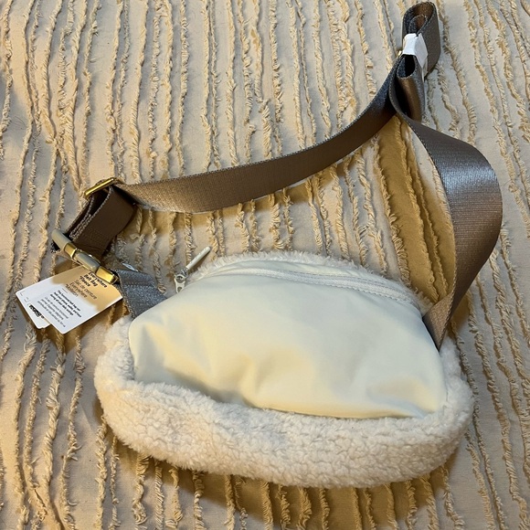 NWT authentic LuluLemon fleece  everywhere belt bag in cream . - Picture 4 of 5